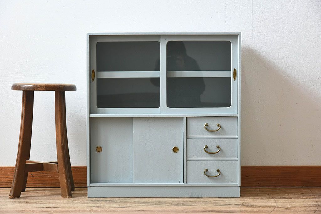 アンティーク家具　ペイント　水色がかったグレーカラーの小さなアンティーク収納棚