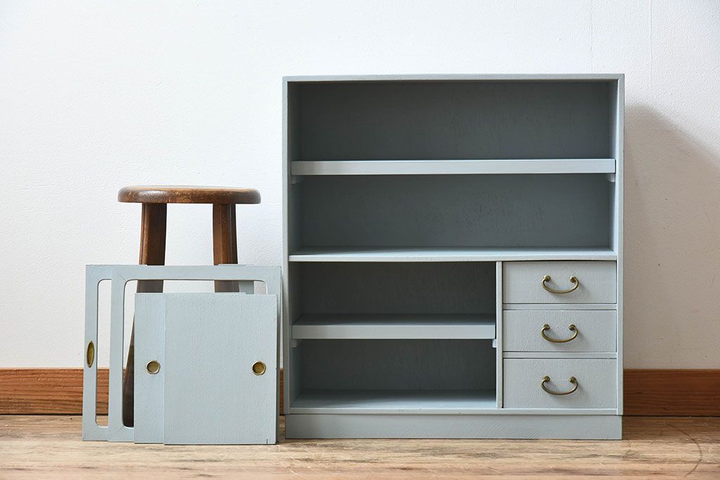 アンティーク家具　ペイント　水色がかったグレーカラーの小さなアンティーク収納棚