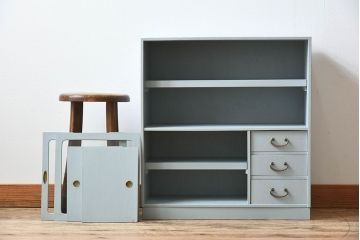 アンティーク家具　ペイント　水色がかったグレーカラーの小さなアンティーク収納棚