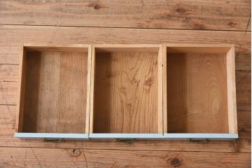 アンティーク家具　ペイント　水色がかったグレーカラーの小さなアンティーク収納棚