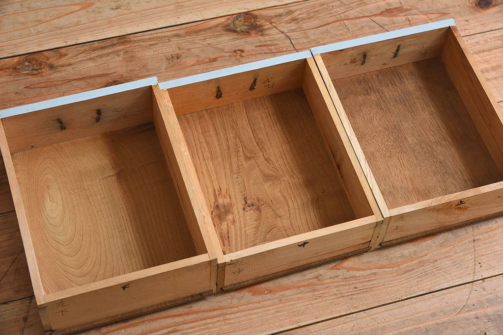 アンティーク家具　ペイント　水色がかったグレーカラーの小さなアンティーク収納棚