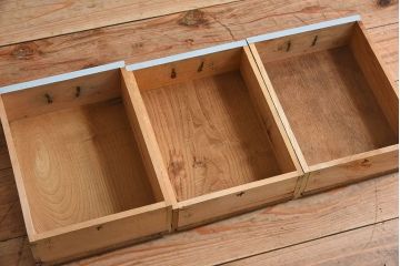 アンティーク家具　ペイント　水色がかったグレーカラーの小さなアンティーク収納棚