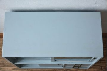 アンティーク家具　ペイント　水色がかったグレーカラーの小さなアンティーク収納棚
