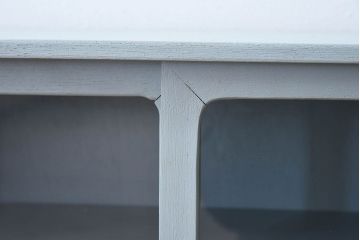 アンティーク家具　ペイント　水色がかったグレーカラーの小さなアンティーク収納棚