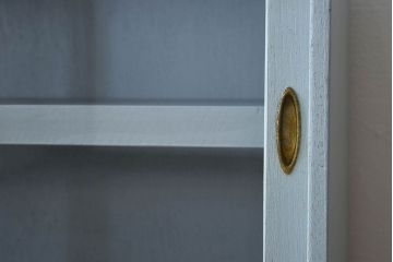 アンティーク家具　ペイント　水色がかったグレーカラーの小さなアンティーク収納棚