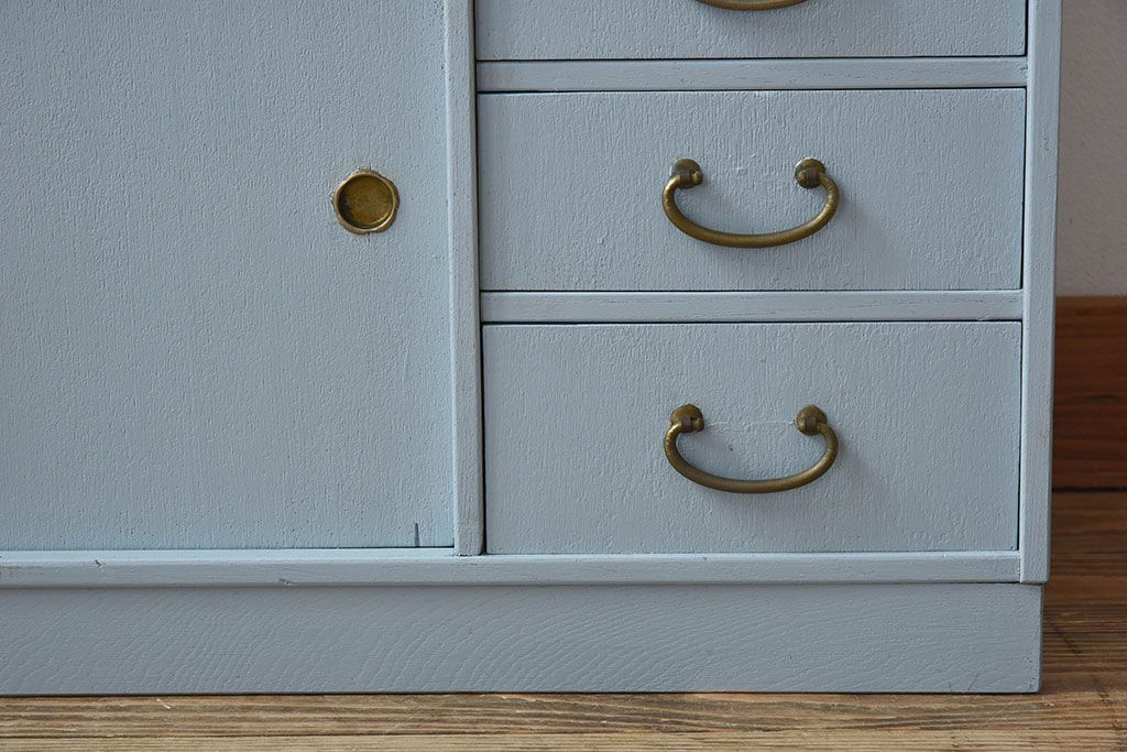 アンティーク家具　ペイント　水色がかったグレーカラーの小さなアンティーク収納棚