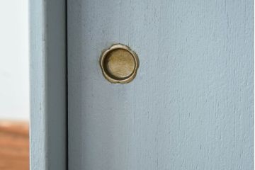 アンティーク家具　ペイント　水色がかったグレーカラーの小さなアンティーク収納棚