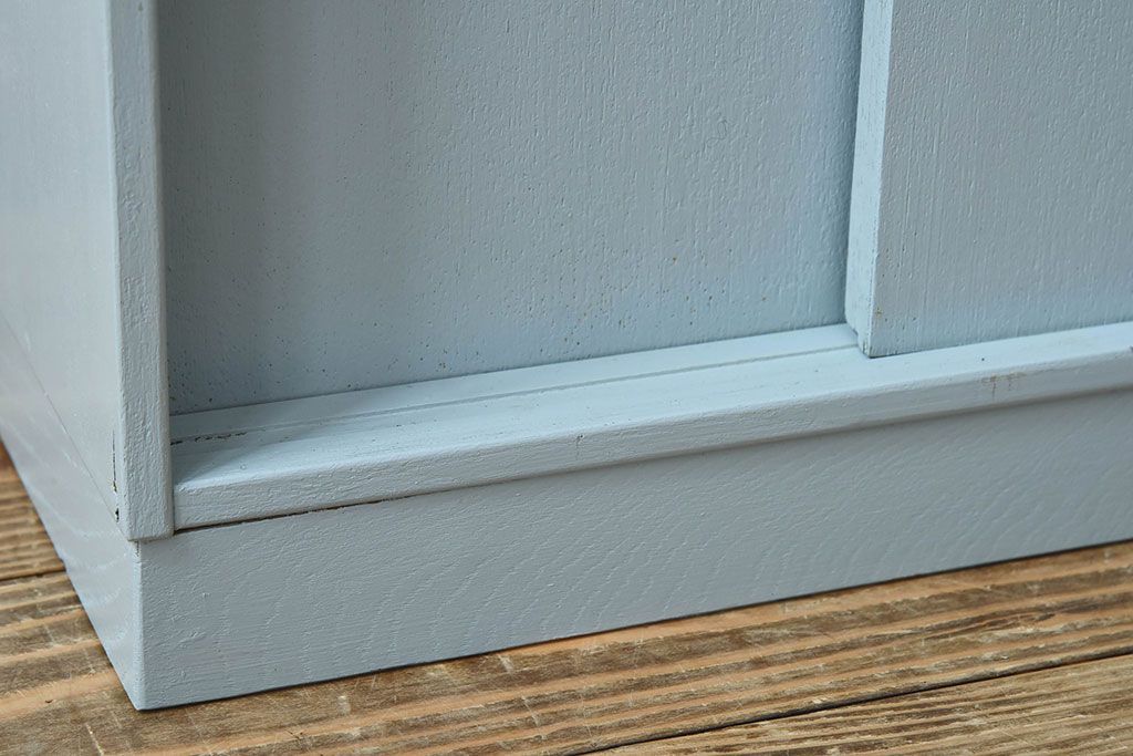 アンティーク家具　ペイント　水色がかったグレーカラーの小さなアンティーク収納棚