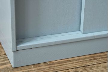アンティーク家具　ペイント　水色がかったグレーカラーの小さなアンティーク収納棚