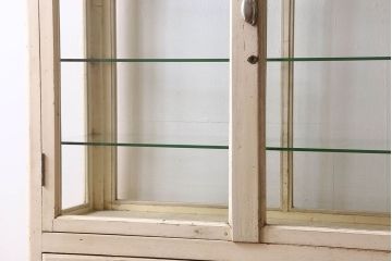 アンティーク家具　アンティーク　シャビーなケビントガラスケース(収納棚、キャビネット)