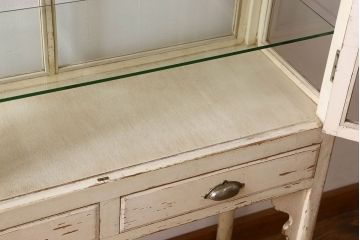 アンティーク家具　アンティーク　シャビーなケビントガラスケース(収納棚、キャビネット)