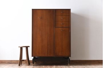 ヴィンテージ家具　G-PLAN　北欧ビンテージ　BBシリーズ　ハンガー掛け付きキャビネット(ワードローブ)