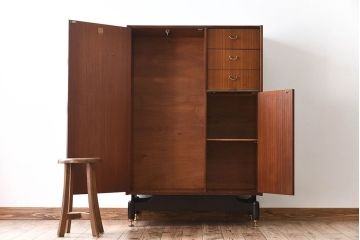 ヴィンテージ家具　G-PLAN　北欧ビンテージ　BBシリーズ　ハンガー掛け付きキャビネット(ワードローブ)