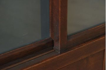 アンティーク家具　すりガラス引き戸の収納棚　天板檜材　前面栗材製