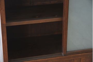 アンティーク家具　すりガラス引き戸の収納棚　天板檜材　前面栗材製
