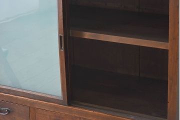 アンティーク家具　すりガラス引き戸の収納棚　天板檜材　前面栗材製