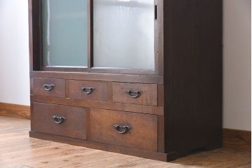 アンティーク家具　すりガラス引き戸の収納棚　天板檜材　前面栗材製