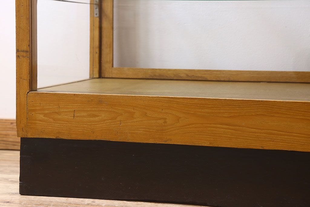 レトロ家具　昭和レトロ　古いナラ材製のシンプルなガラスケース(ショーケース)
