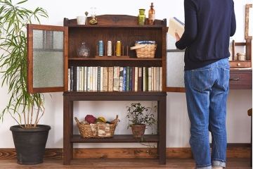 アンティーク家具　大正ロマン　脚付き!ダイヤガラス扉のアンティークブックケース(本箱)