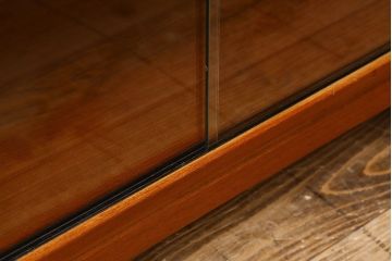 ヴィンテージ家具　ミッドセンチュリー　北欧ビンテージ　ガラス引き戸のブックケース