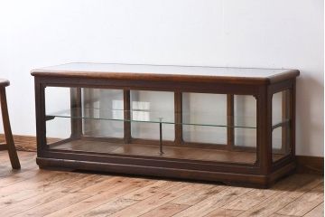アンティーク家具　古い木のアンティークガラスケース(ショーケース)　ロータイプ