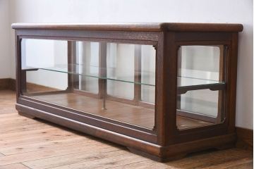 アンティーク家具　古い木のアンティークガラスケース(ショーケース)　ロータイプ
