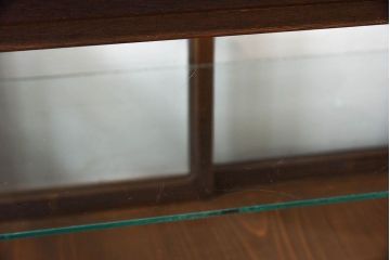 アンティーク家具　古い木のアンティークガラスケース(ショーケース)　ロータイプ