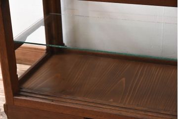 アンティーク家具　古い木のアンティークガラスケース(ショーケース)　ロータイプ