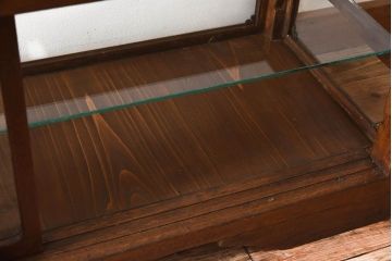 アンティーク家具　古い木のアンティークガラスケース(ショーケース)　ロータイプ