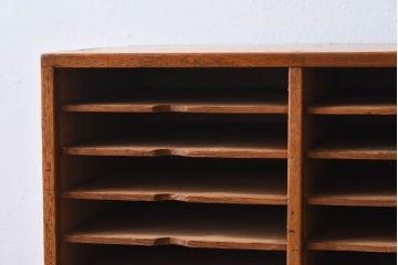 レトロ家具　昭和レトロ　古い木製の縦型アンティーク書類棚(カルテケース)