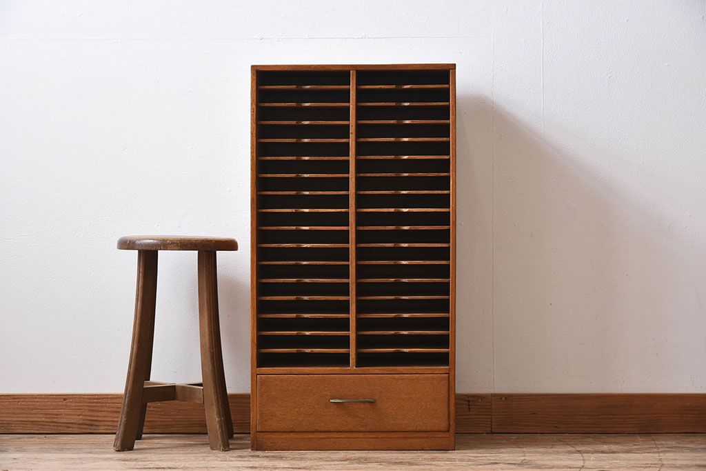 レトロ家具　昭和レトロ　古い木製の縦型アンティーク書類棚(カルテケース)