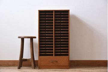 レトロ家具　昭和レトロ　古い木製の縦型アンティーク書類棚(カルテケース)