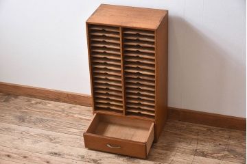 レトロ家具　昭和レトロ　古い木製の縦型アンティーク書類棚(カルテケース)