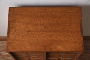 レトロ家具　昭和レトロ　古い木製の縦型アンティーク書類棚(カルテケース)