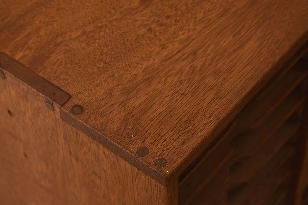 レトロ家具　昭和レトロ　古い木製の縦型アンティーク書類棚(カルテケース)