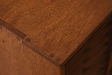 レトロ家具　昭和レトロ　古い木製の縦型アンティーク書類棚(カルテケース)