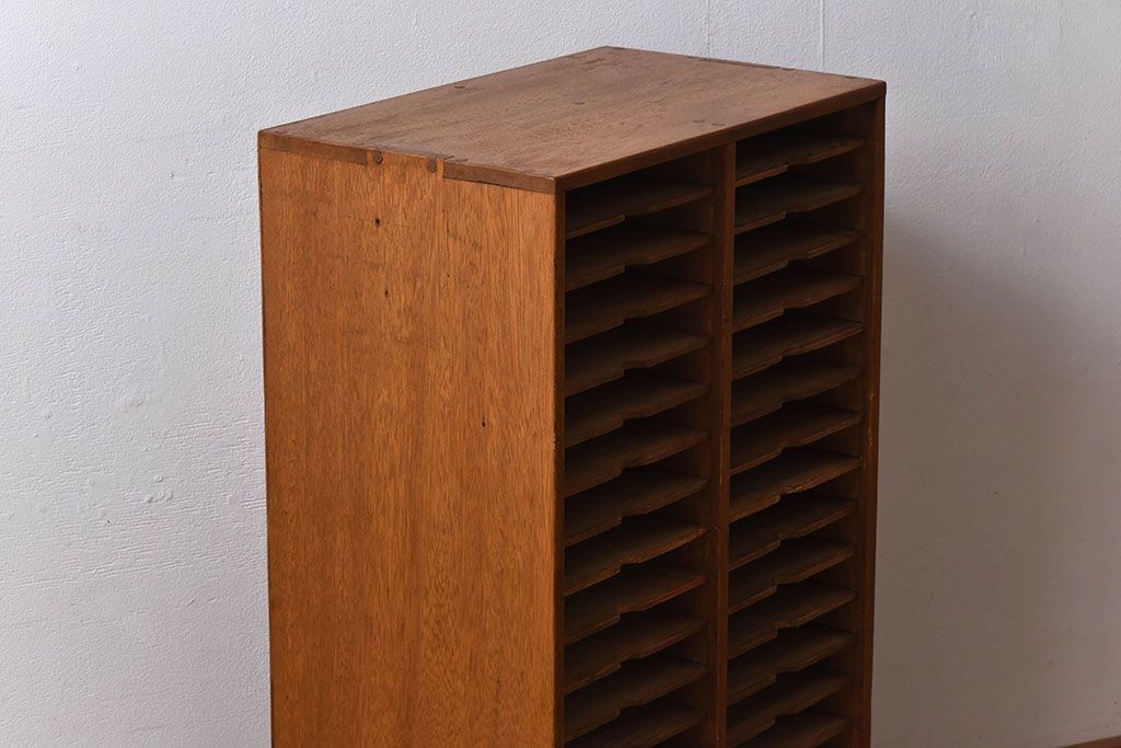 レトロ家具　昭和レトロ　古い木製の縦型アンティーク書類棚(カルテケース)