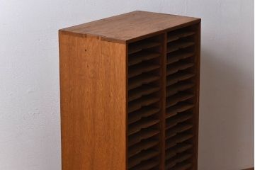 レトロ家具　昭和レトロ　古い木製の縦型アンティーク書類棚(カルテケース)