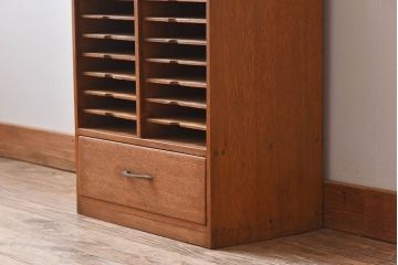 レトロ家具　昭和レトロ　古い木製の縦型アンティーク書類棚(カルテケース)