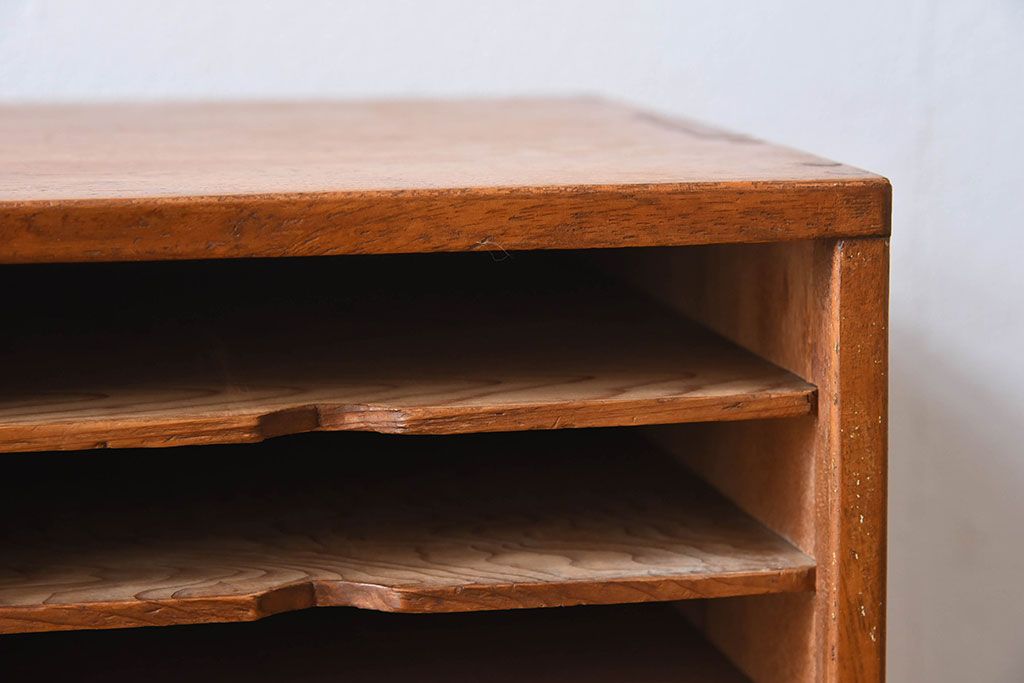 レトロ家具　昭和レトロ　古い木製の縦型アンティーク書類棚(カルテケース)