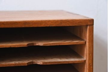 レトロ家具　昭和レトロ　古い木製の縦型アンティーク書類棚(カルテケース)