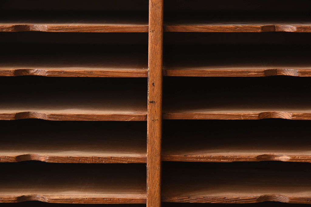 レトロ家具　昭和レトロ　古い木製の縦型アンティーク書類棚(カルテケース)