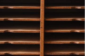 レトロ家具　昭和レトロ　古い木製の縦型アンティーク書類棚(カルテケース)