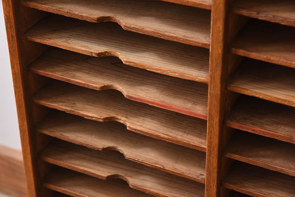 レトロ家具　昭和レトロ　古い木製の縦型アンティーク書類棚(カルテケース)