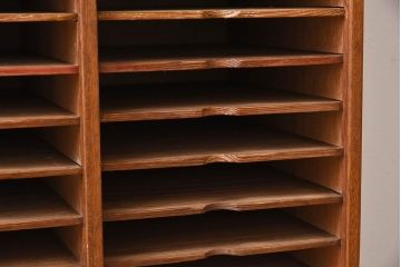 レトロ家具　昭和レトロ　古い木製の縦型アンティーク書類棚(カルテケース)