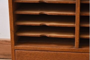 レトロ家具　昭和レトロ　古い木製の縦型アンティーク書類棚(カルテケース)