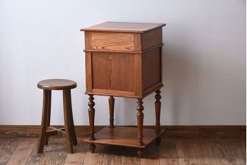 アンティーク家具　イギリスアンティーク　パイン材　上品なサイドキャビネット(サイドボード)