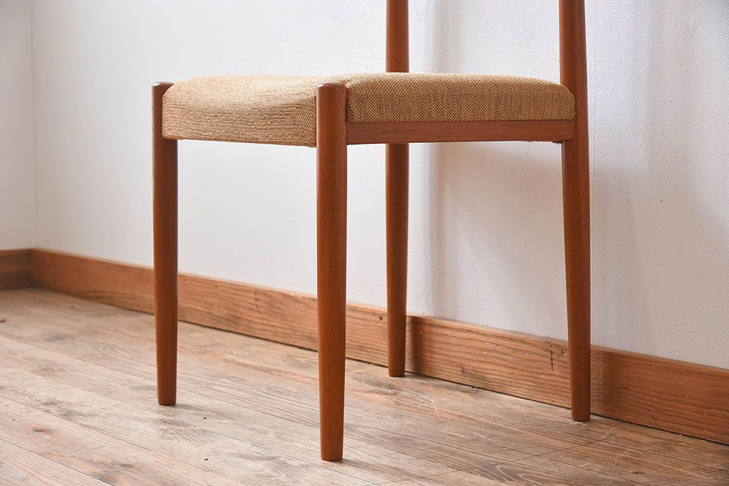 北欧家具　ビンテージ　スウェーデンTROEDS製　チーク材のチェア(ダイニングチェア)(1)