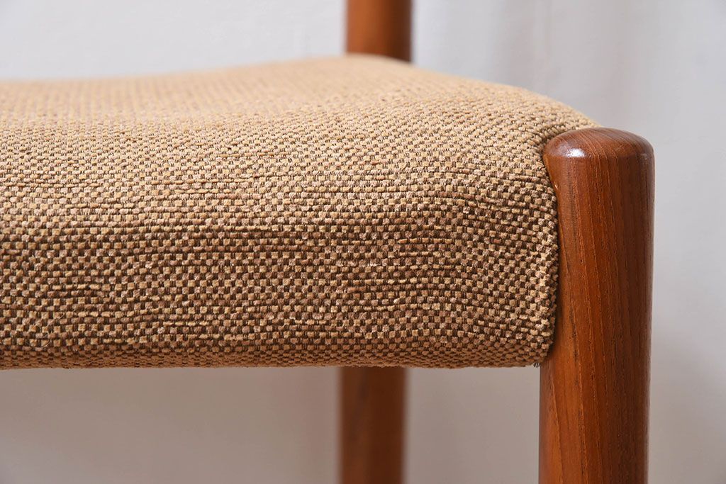 ヴィンテージ家具　北欧ビンテージ　スウェーデンTROEDS製　チーク材のチェア(ダイニングチェア)(2)