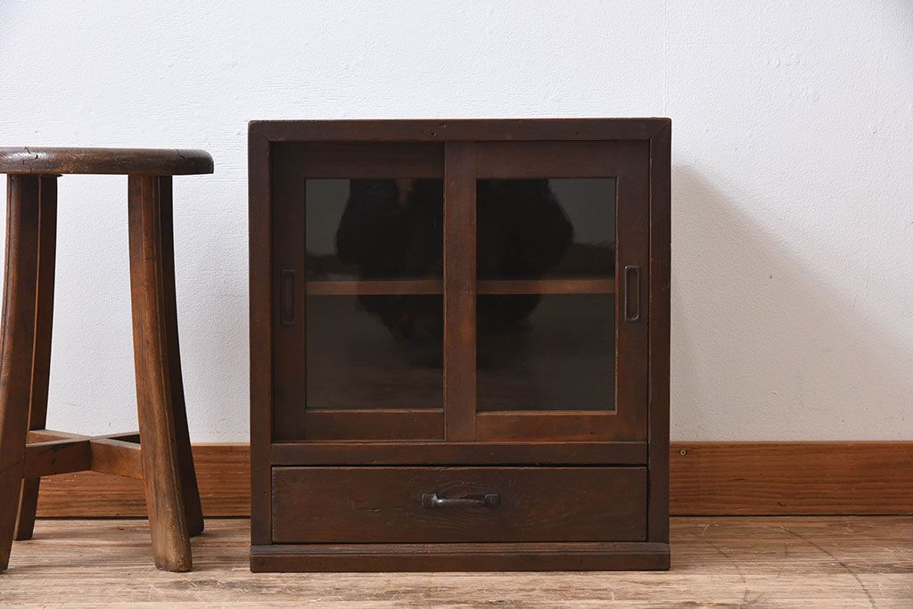 アンティーク家具　大正期　古い檜材の小ぶりでシンプルなアンティーク収納棚